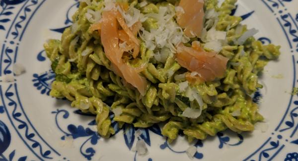 Nudel an Rucola-Basilikum-Pesto mit Lachs