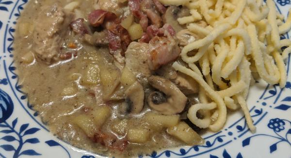 Hähnchenbrust mit Speck, Champignons und Apfel