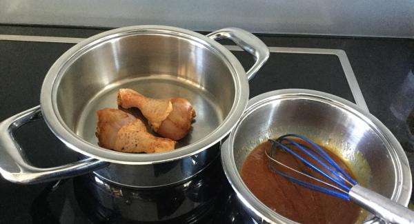 Für die Sauce, Honig, Butter, Ketchup, Senf und Currypulver in der Sauteuse 16 cm mischen und kurz aufkochen. Lassen. Die Sauteuse anschliessend vom Herd nehmen und die Sauce gleichmässig über die Hähnchenunterschenkel giessen.