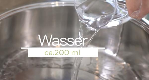 Nach dem einfetten ein Glas Wasser in den 3,5 Liter Topf geben.