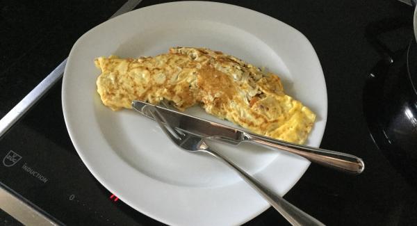 Omelette mit Gemüse-Kräuter-Wildreisfüllung