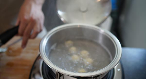 Die Klößchen in kochendes Wasser geben und für 2 Minuten kochen lassen.