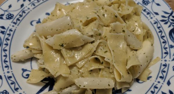 Pasta mit Spargel-Bäuerlauch Sauce