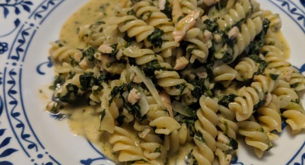 Pasta mit Lachs und Spinat