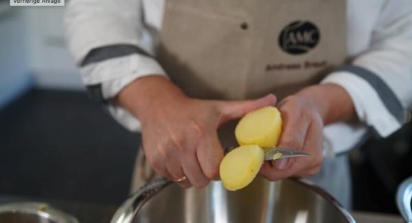 Die Kartoffeln pellen und in Scheiben schneiden.