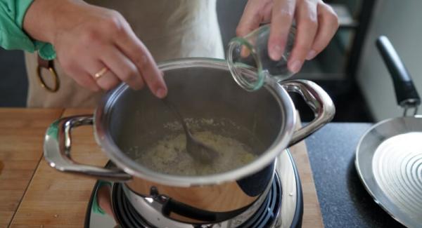 Sobald alles leicht angebraten ist, alles mit dem Weißwein ablöschen und für ca. 2 Minuten köcheln lassen.