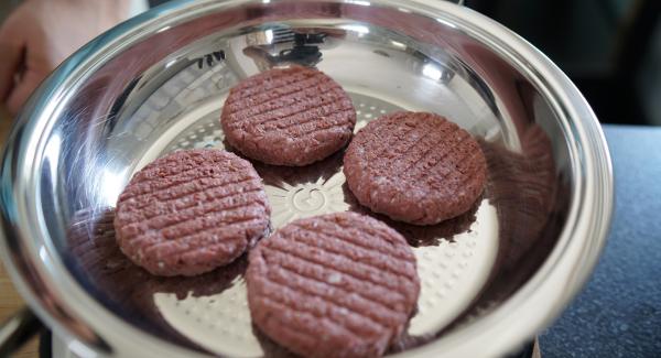 Die 4 Burger Frikadellen in die kalte Hotpan geben.