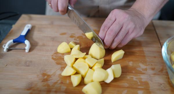 Die 1 KG mehligkochende Kartoffeln in kleine Würfel schneiden.