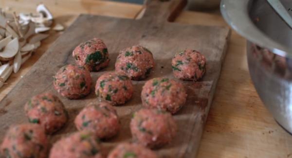 Das Hackfleisch Mithilfe eines Esslöffels in&nbsp;kleine Frikadellen formen. Bei 300g Hackfleisch sind es in etwa 16 kleine Frikadellen.