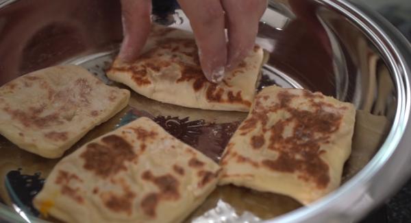 Nach der 1 Minute können die Pizzataschen gewendet werden und für eine weitere Minute angebraten werden. Wenn sie von beiden Seiten goldbraun sind, können sie aus der Hotpan genommen werden und die nächste Ladung Pizzataschen kann gebraten werden.