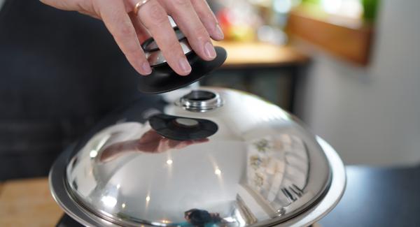 Sobald die Bratkartoffeln gewendet sind, den Deckel mit abgeschraubten Visiotherm wieder auf die Hotpan legen und für 5 Minuten braten lassen.