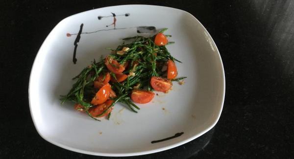 Geviertelte Cherrytomaten beigeben und 1 weitere Minute mitschwitzen. Hitze auf Stufe 1 zurückschalten, den Butter zugeben und das ganze mit mediterranen Kräutern, Salz, Pfeffer und 1 Prise Zucker abschmecken. Warmhalten.