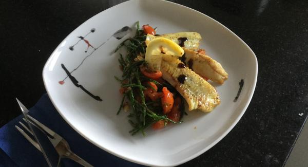 Die Meeresspargeln und Cherrytomaten auf 2 vorgewärmten Tellern anrichten, je 3 Eglifilets dekorativ dazulegen, das Ganze mit einigen Tropfen Zitronenolivenöl beträufeln und mit einer Zitronenscheiben dekoriert servieren.