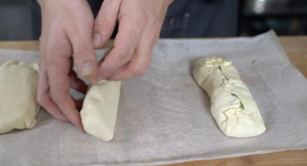 Zum Schluss das Lachsfilet im Blätterteig umdrehen.