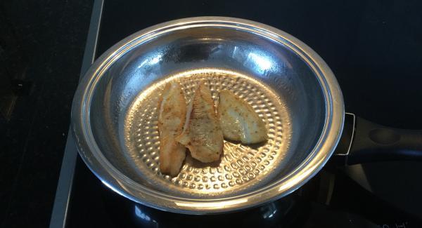 Die Bratbutter in der HotPan Prime 24 cm bei maximaler Hitze bis zum Bratsymbol aufheizen. Die Fischfilets mit dem Mehl leicht bestäuben und, wenn das Bratfenster erreicht ist, einlegen. Hitze um 2 Stufen zurückschalten und die Filets ca. 1 Min. Braten, bis sie leicht goldbraun sind. Wenden, Hitze ausschalten und die zweite Seite ebenfalls braten.