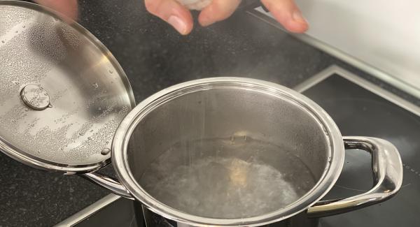 Den 4,5 Liter Topf bis zu den Griffen mit Wasser füllen und gut salzen.