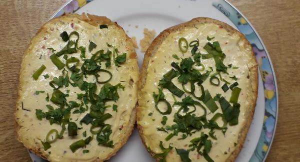 Die fertig gebackenen Brötchen mit einem Pfannenwender oder ähnliches herausholen und mit Petersilie garnieren.