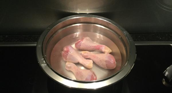 Die Unterschenkel waschen und mit Haushaltspapier trocken tupfen. Das Salz in eine AMC-Schüssel mit dem Wasser auflösen und die Pouletstücke darin für ca. 2 Stunden, im Kühlschrank, einlegen.