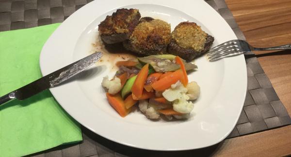 Hirschentrecôte mit Nusskruste und saisonalem Gemüse