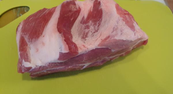 Das Fleisch abtupfen mit Zewa und dann überschüssiges Fett und haut entfernen.