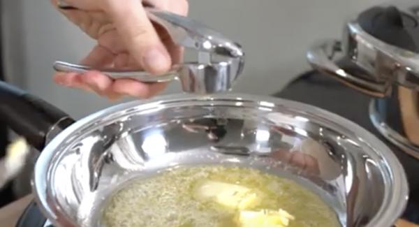 60g Butter in die Hotpan geben und warten bis die Butter komplett zerschmolzen ist. Anschließend eine Koblauchzehe mithilfe einer Knoblauchpresse kleinmachen und in die Butter geben.