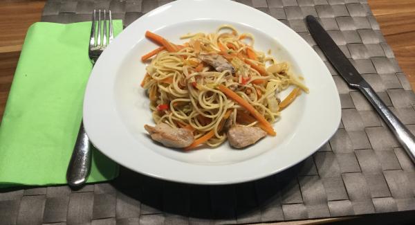 Shirataki-Nudeln mit Schweinsfiletstreifen und Gemüse