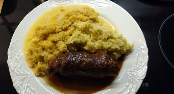 Je Gast eine Rouladen auf einen Teller geben, den Brei und den Wirsing hinzufügen. Die Roulade mit einigen EL von dem Bratensud übergießen und warm servieren (schmeckt auch am Tag danach noch sehr intensiv)