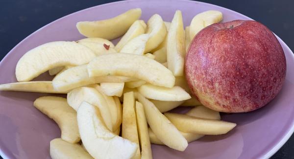 Äpfel in kleine Stücke schneiden