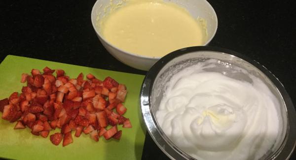 Die weiche Butter, Puderzucker und Vanillezucker in einer AMC-Rührschüssel mit dem Handrührgerät schaumig aufrühren. Eigelb nach und nach unterrühren. Quark, Sauerrahm oder Crème fraîche, Griess und Puddingpulver dazugeben und  alles gut untereinander mischen.