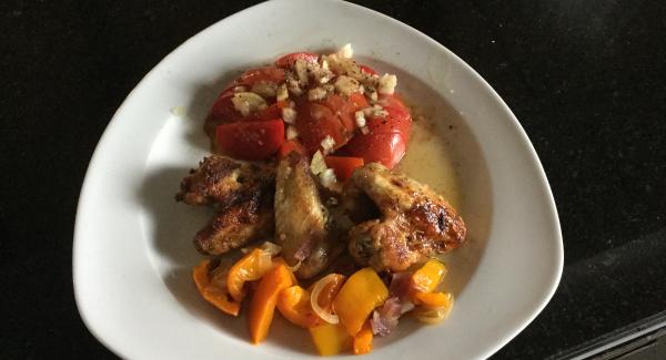 Pouletflügeli grilliert auf Paprikagemüse mit Tomatensalat