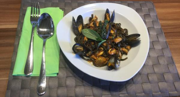 Miesmuscheln mit „Pasta al Nero di Seppia“ an pikanter Tomatensauce