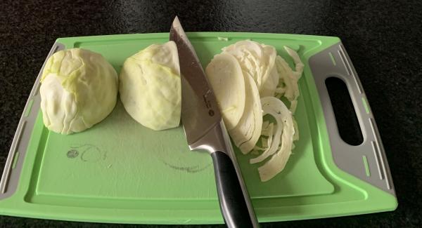 Eier aufschlagen und verrühren. Die Kleie mit Salz und Pfeffer beimischen.
Den Kohl putzen und in dünne Streifen schneiden.