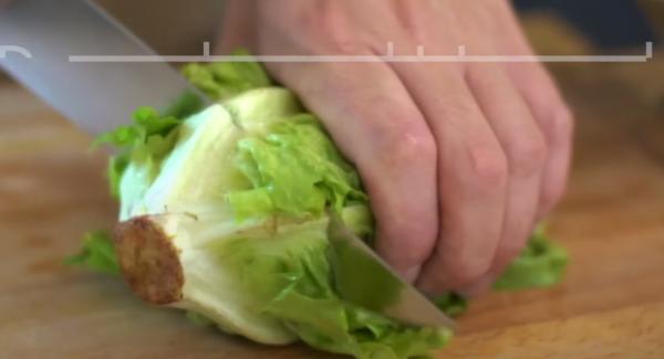 Den Herzsalat gründlich waschen. Anschließend den Herzsalat kleinschneiden.