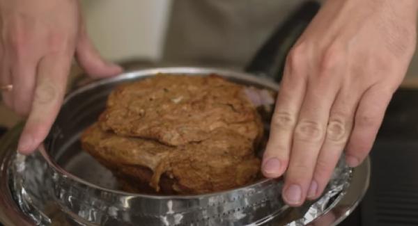 das Fleisch in den Softieraeinsatz legen und anschließend in die Hotpan.