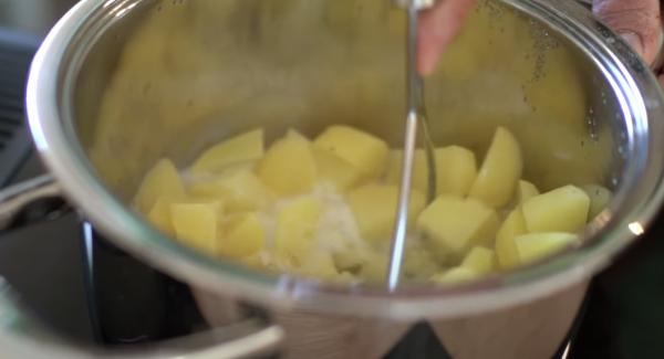 Zu den Kartoffeln 100ml Mich, ca. 1EL Butter, eine Prise Muskat und Salz und Pfeffer hinzugeben und alles zerstampfen. Zum Schluss kann noch etwas gehackte Petersilie hinzugegeben werden.