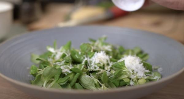 Einen Salat aus Feldsalat, eine Prise Parmesan, 1EL Olivenöl, Salz und&nbsp;Pfeffer machen.