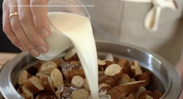 Zu den geschnittenen Brezeln 300ml lauwarme Milch hinzugeben.