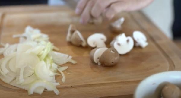 ca. 200g Champignons halbieren.