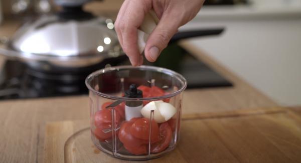 Eine Zwiebel schälen und vierteln. Anschließend die Zwiebel mit in den Quickcut.