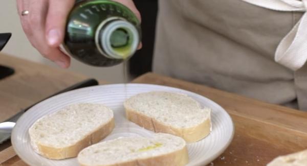 Beide Seiten des Ciabatta Brot mit Olivenöl bestreichen.