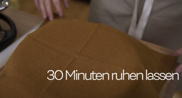 20g trocken Hefe, 1 EL Zucker in lauwarmen Wasser auflösen. Anschließend 400g Mehl, 30g Olivenöl, eine Prise Salz und die aufgelöste Hefe in eine Küchenmaschine geben und verrühren bis ein Teig entsteht. Anschließend etwas Mehl in eine Schüssel geben und den Teig hineinlegen. Anschließend den Teig mit einem Küchenhandtuch abdecken und für ca. 30 Minuten ruhen lassen.