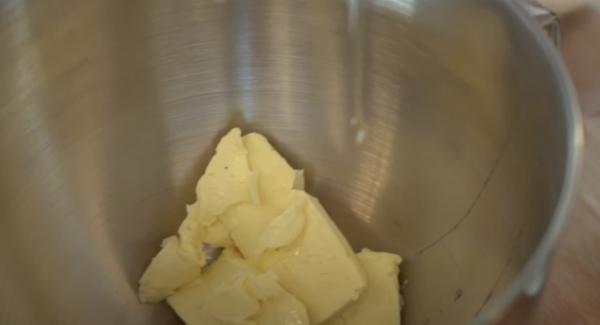 In die Küchenmaschine 130g Butter geben.