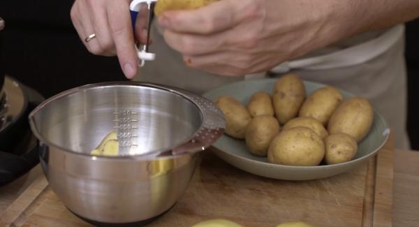 In der Zwischenzeit können die 1Kg Kartoffeln geschält werden.