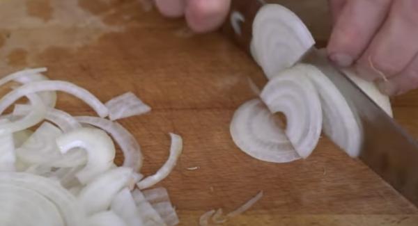 Eine Zwiebel schälen und in feine Scheiben schneiden.