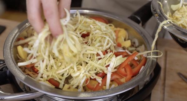 Zum Schluss die Paprika und den Weißkohl hinzugeben.