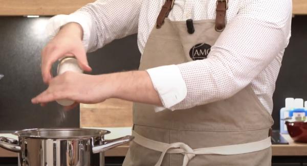 Die geschnittenen Kartoffeln in den Topf legen. Anschließend alles gut salzen.