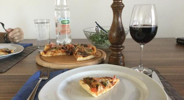 Pizza herausnehmen und auf ein Pizzabrett legen, mit Olivenöl beträufeln und mit AMC-Pepper Trio bestreut, servieren.