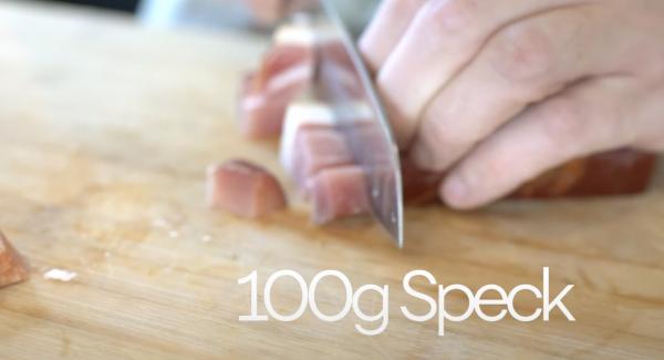 100g Speck in Würfel schneiden.