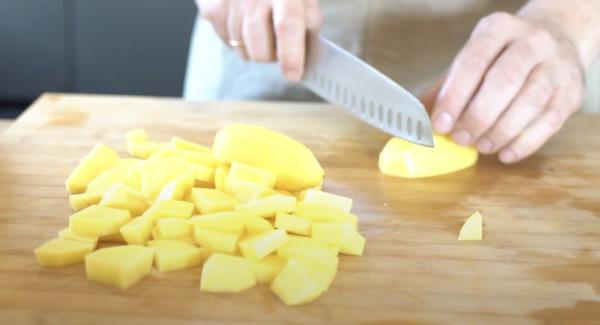 Vier Kartoffeln schälen und in Würfel scheiden.