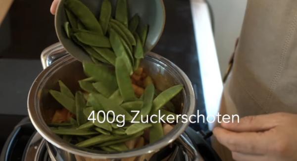 Die 250g Lachs, sowie 400g Zuckerschoten dazugeben und gut umrühren.